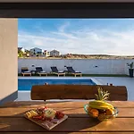 Luxury Noemi