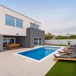 Luxury Noemi Willa