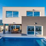 Willa Luxury Noemi *