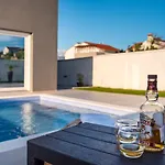 Luxury Noemi Ražanac