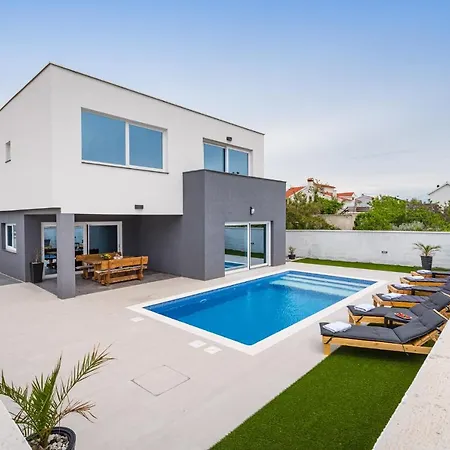Luxury Noemi Villa Ražanac