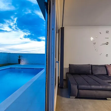 Luxury Noemi Ražanac