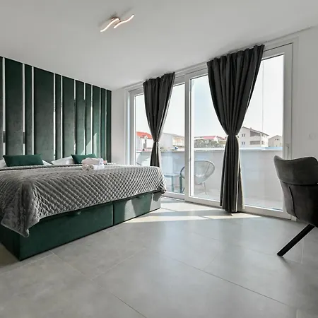 Luxury Noemi