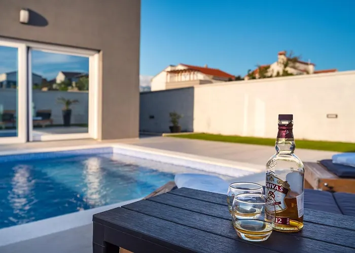 Luxury Noemi Ražanac