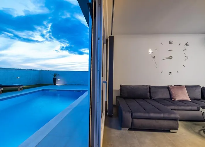 Luxury Noemi Ražanac