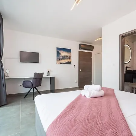 Luxury Noemi Ražanac