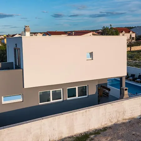 Luxury Noemi Ražanac