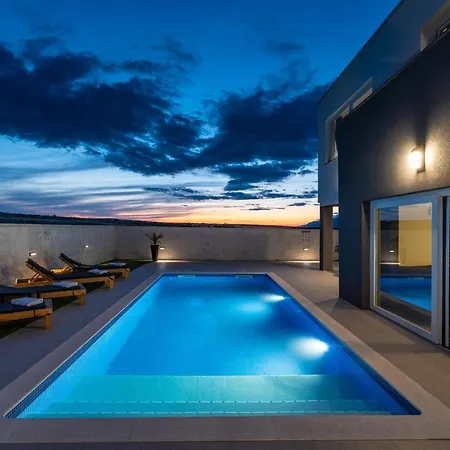 Luxury Noemi Villa *