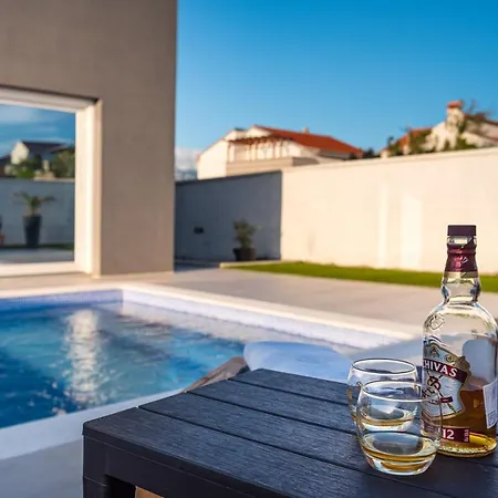 Luxury Noemi Ražanac